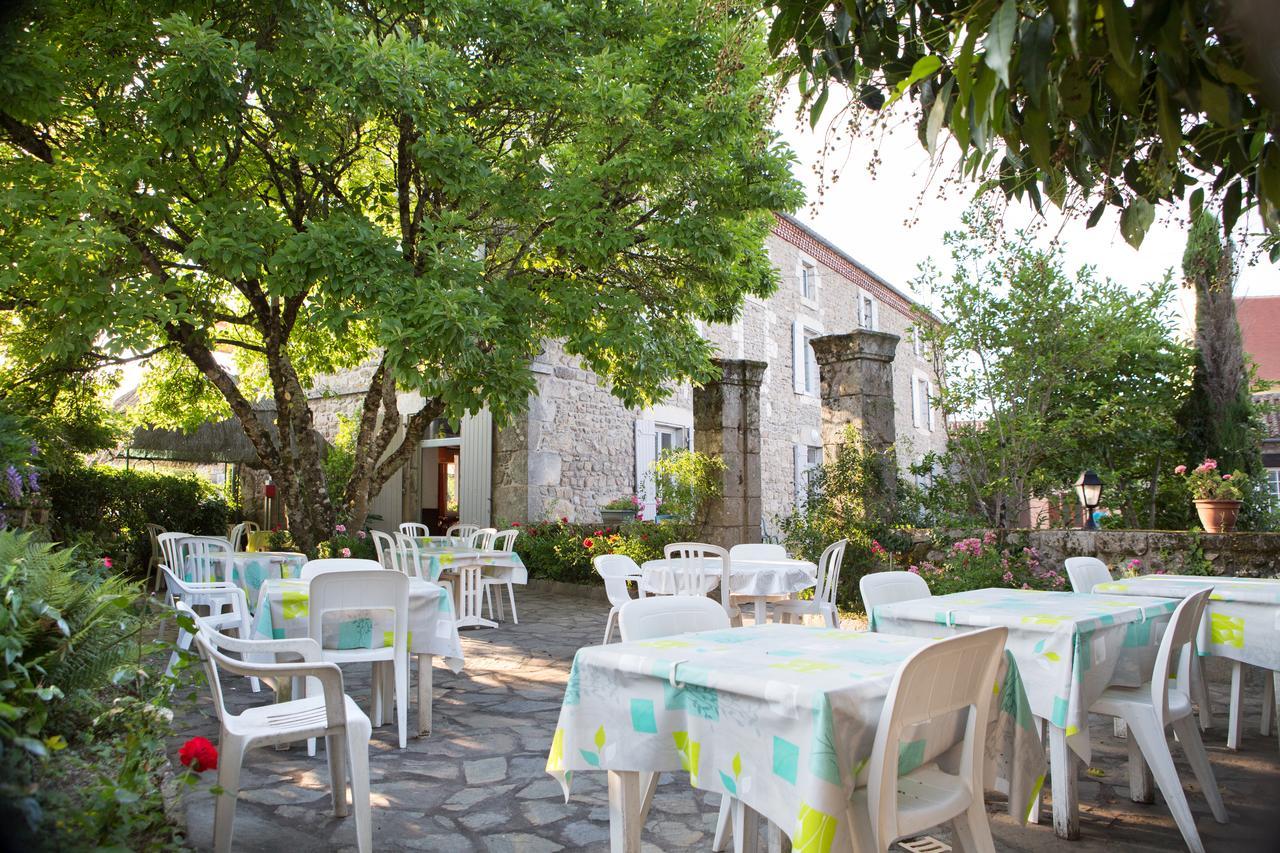 Hotel Restaurant Le Sully Saint-Saud-Lacoussière Exteriör bild
